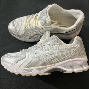 ASICS Gel Kayano Silver Off White Size 7.5 GS 6